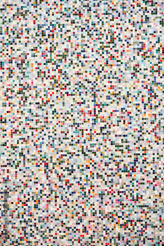 détail sur un mur de maison en carreaux de mosaïques colorés