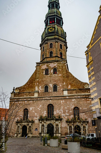 Cuadro en lienzo Cathédrale historique de Riga avec clocher élancé dominant la ville