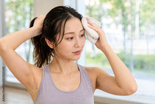 頭皮を確認するノースリーブの女性