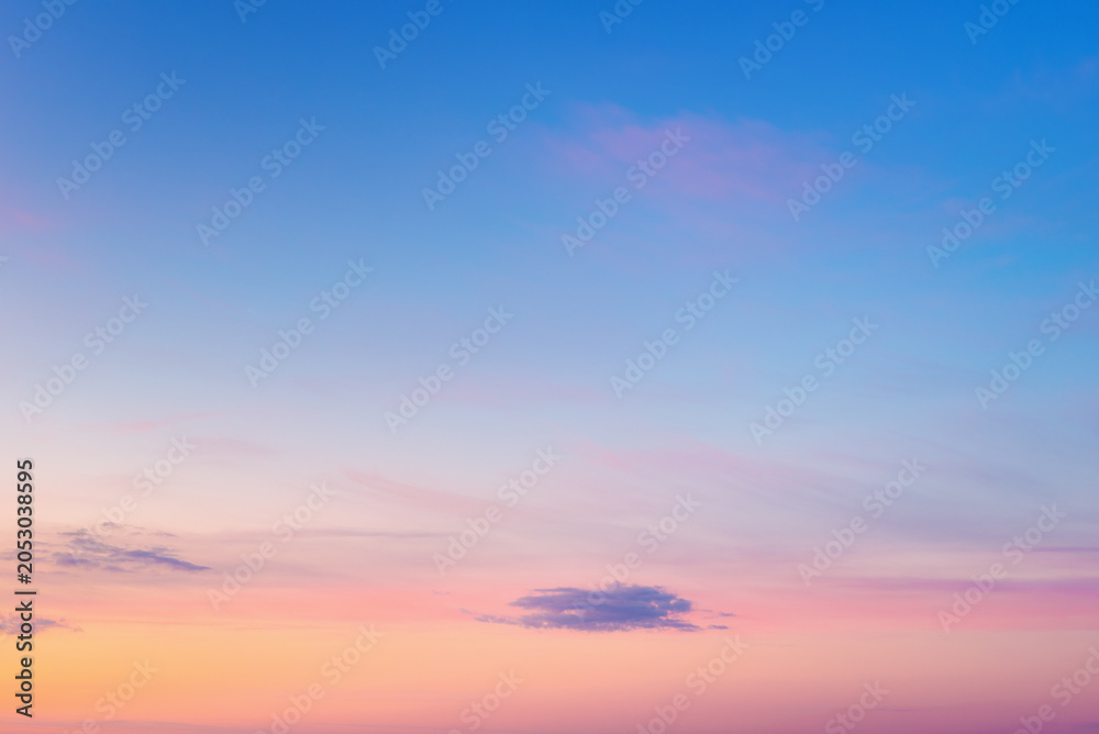 Fototapeta premium Colorful sky captures the beauty of sunrise with gentle clouds. The blend of blue, pink, and orange creates a calm scene that inspires hope and creativity.