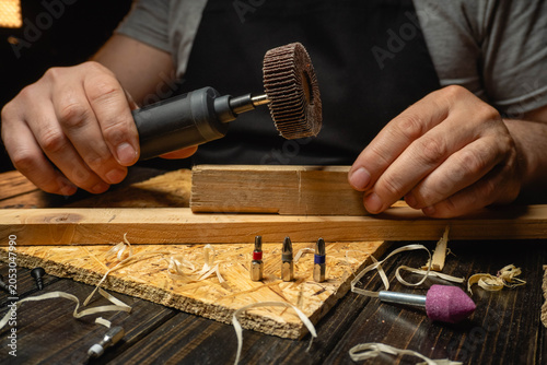 Foto A joiner is using a rotary tool to shape wood in a workshop
