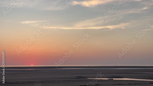 Sonnenuntergang in Bricqueville-sur-Mer, Normandie, Frankreich bei Ebbe