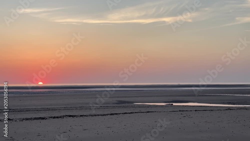 romantischer Sonnenuntergang in Bricqueville-sur-Mer, Normandie, Frankreich