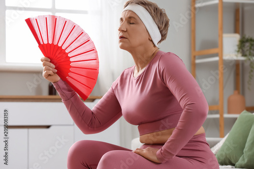 Sporty mature woman with fa...