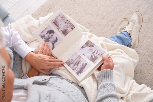 Senior couple with photo al...