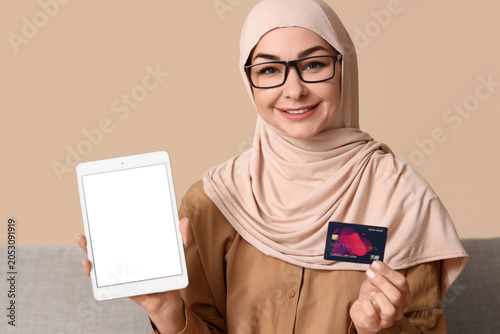 Muslim woman with credit ca...