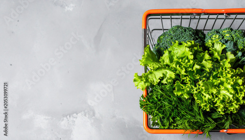 Quadro su tela 買い物かごに入った新鮮な緑黄色野菜　ブロッコリーやレタスが入ったショッピングバスケット　ヘルシーな食生活やダイエットをイメージした文字入れ可能なコピースペース付