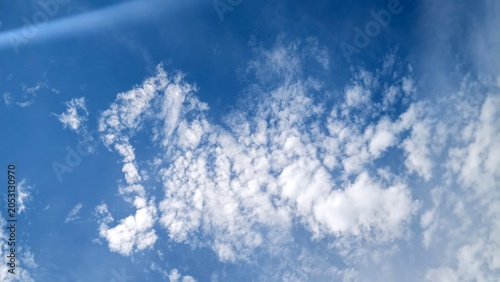 Foto a bright blue sky filled with scattered, light white clouds, frequently categorized as a cloudy sky