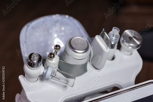 Foto Close up of professional multifunction skincare device with cosmetic treatment attachments used for facial procedures in beauty clinic