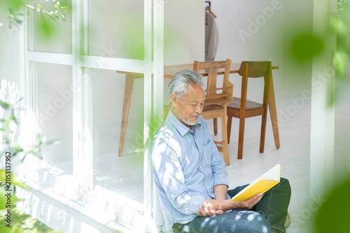 シニア男性　読書