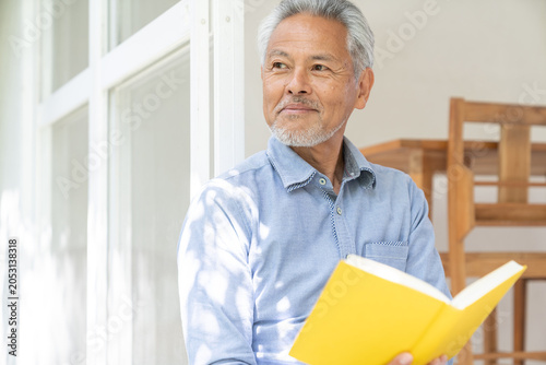 シニア男性　読書