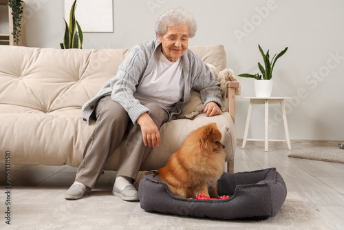 Senior woman with Pomerania...