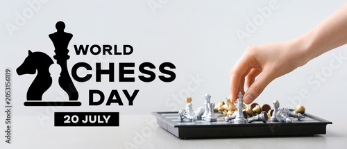 Foto Woman playing chess on light background