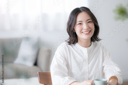 Canvastavla 自宅でリラックスしながら笑顔を見せる若い女性や主婦のライフスタイル　カメラ目線