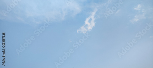 Foto Vast Blue Sky with Wispy Cloud Trails, Dreamy Feel Natural Background