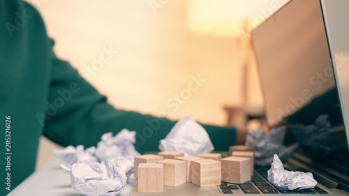 Fotografia A business owner destroys the toppled wooden block steps surrounded by crumpled papers, symbolizing failure frustration, setback, stress in entrepreneurship, and the need for resilience