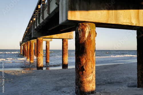 Canvastavla The wooden pier on St. Augustine Beach in Florida at Sunset