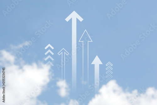 Tableau sur toile 青空に様々な上向きの矢印が配置された背景素材―ビジネスの業績アップや成長のイメージ