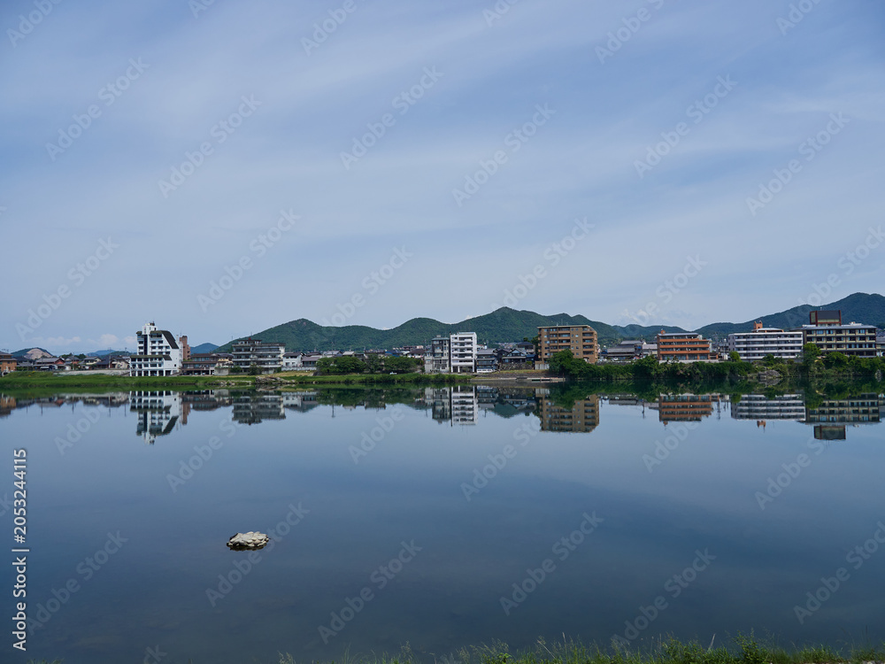Fototapeta premium 初夏の朝の観光地犬山市の木曽川遊歩道から見た木曽川と沿岸の風景