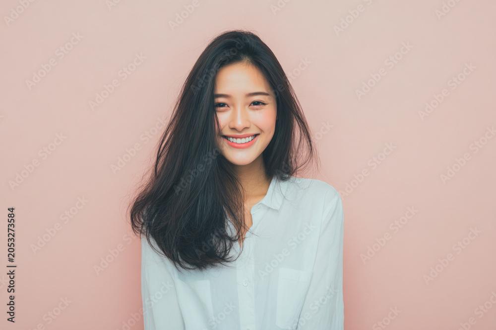 Obraz premium Elegant woman smiling face with soft pastel background