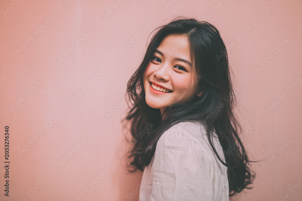 Fototapeta premium Elegant woman smiling face with soft pastel background