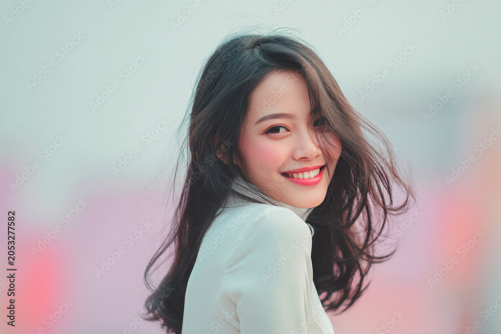 Fototapeta premium Elegant woman smiling face with soft pastel background