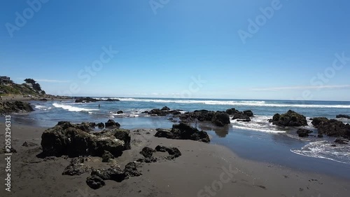 playa con surfistas
