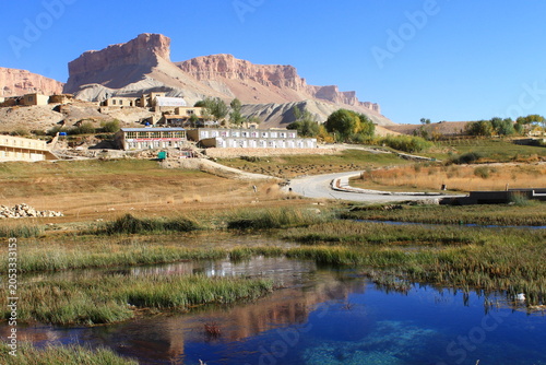 Foto Band-e Amir National Park showcases Afghanistan’s breathtaking natural beauty with crystal-clear turquoise lakes, dramatic cliffs, and peaceful landscapes under a vibrant blue sky