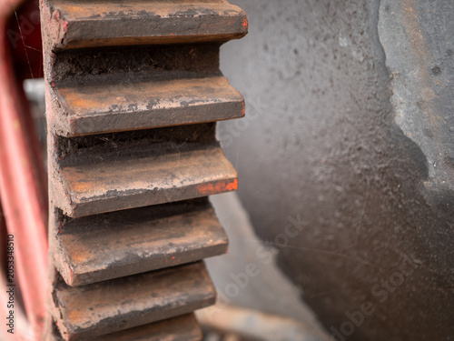 фотографія Close-up of rusty metal gear teeth on vintage machinery, showing worn industrial components, mechanical details and aged engineering equipment