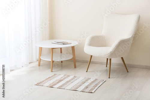 Modern minimalist living ro...