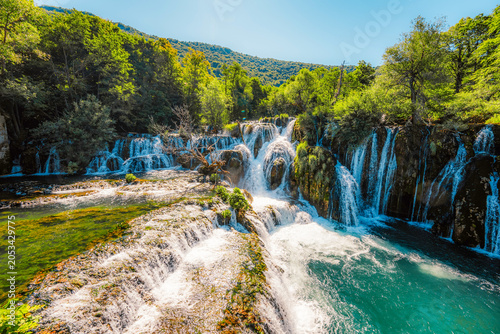 Foto Great Una Waterfalls at Strbacki Buk, nature's power in Una National Park, Bosnia and Herzegovina