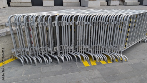 Foto Close-up of metal crowd barrier stanchions on urban sidewalk