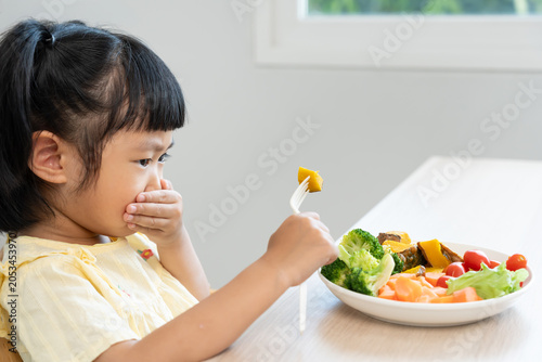 Foto Children cover mouth no eat vegetables, bitter taste, peculiar smell, unattracti