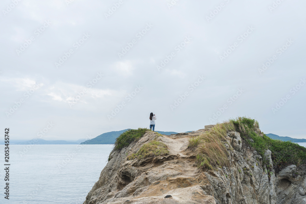 Fototapeta premium 夕暮れの海にいる女性