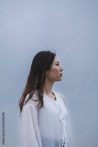 夕暮れの海にいる女性