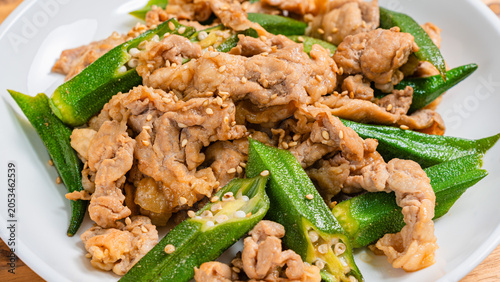 オクラと豚肉の炒め物 ごま風味の和風おかず