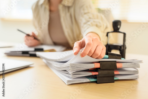 Businesswoman organizing do...