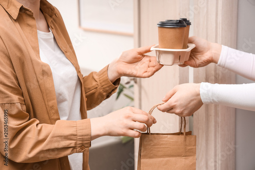 Contactless food delivery s...