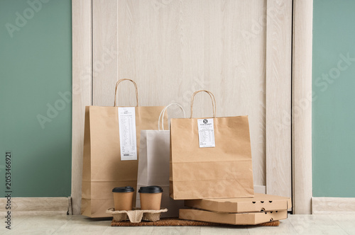 Contactless food delivery s...