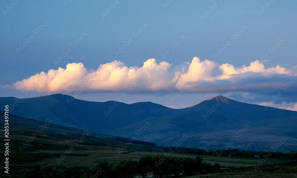 Fototapeta premium a natural landscape showcasing a sky that graduates from deep blue at the top to a lighter hue, then a horizontal formation of clouds
