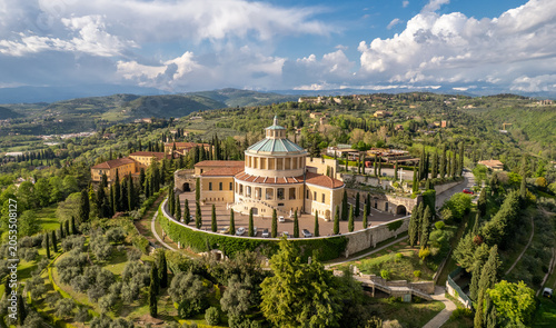Foto Aerial View Sanctuary of Our Lady of Lourdes on a Hill with Panoramic Views in V