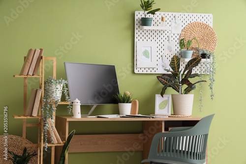 Modern home office workspac...
