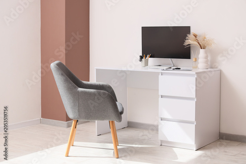 Modern home office workspac...