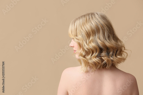 Blonde woman with wavy bob ...