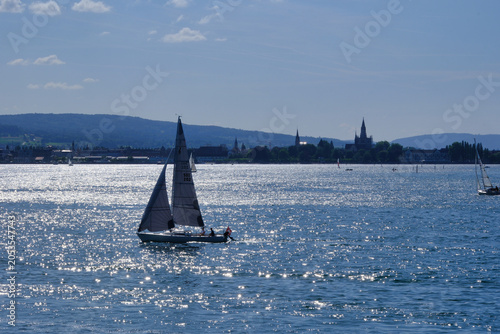 Segelboot im Abendlicht auf dem Bodensee vor Konstanz