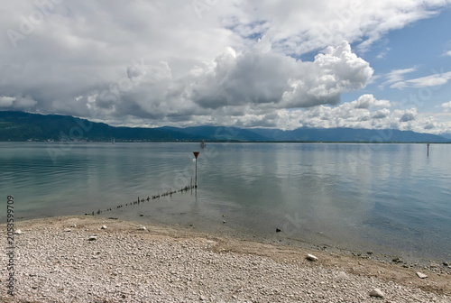 Photos scenic and melancholic view of the lake shore under the cloudy sky