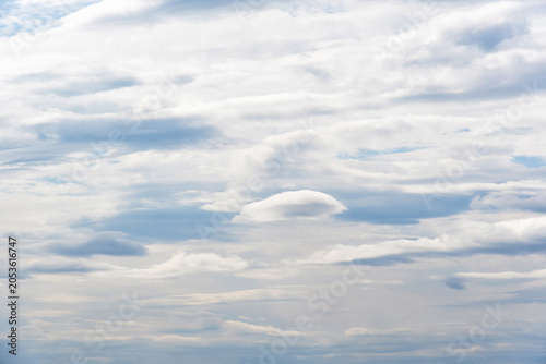 Foto Beautiful white layered clouds on a soft blue sky background