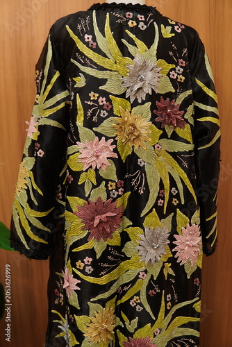 Fotografía Elegant black long kaftan dress with colorful floral embroidery displayed on a mannequin