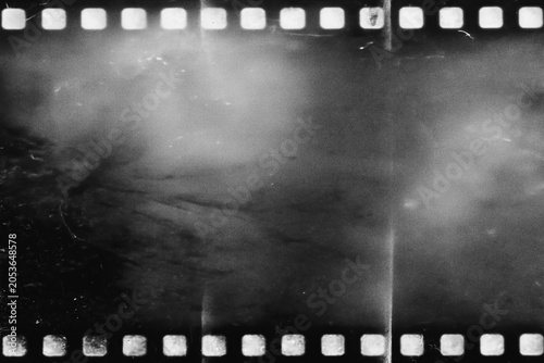 Φωτογραφία Vintage film strip shows grainy, faded black white image
