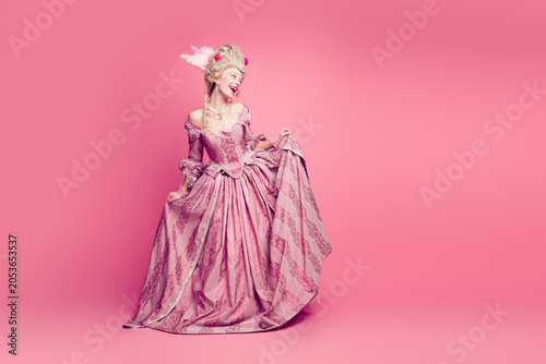 Foto Photo of pretty gorgeous court lady in medieval castle dancing wearing antique s